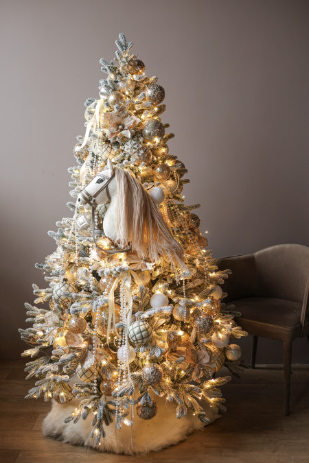 Изысканная заснеженная искусственная елка «Нежное золото» символ года Лошадка