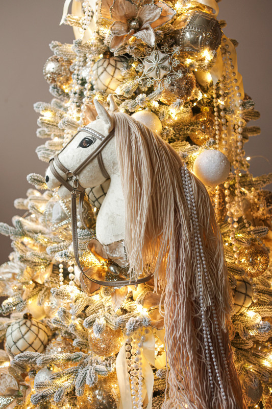 Изысканная заснеженная искусственная елка «Нежное золото» символ года Лошадка