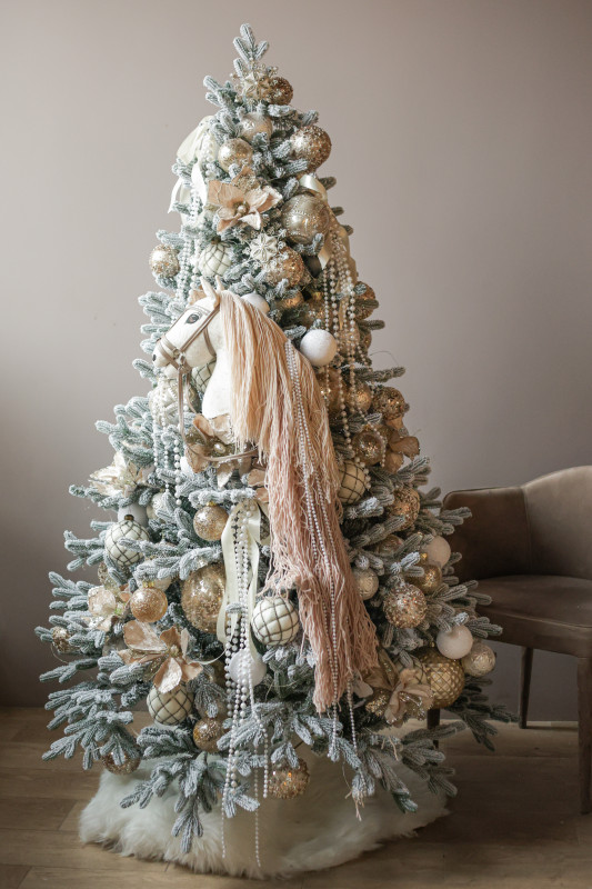 Изысканная заснеженная искусственная елка «Нежное золото» символ года Лошадка