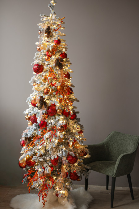 Узкая заснеженная елка 2.5 м с красно-оранжевым декором