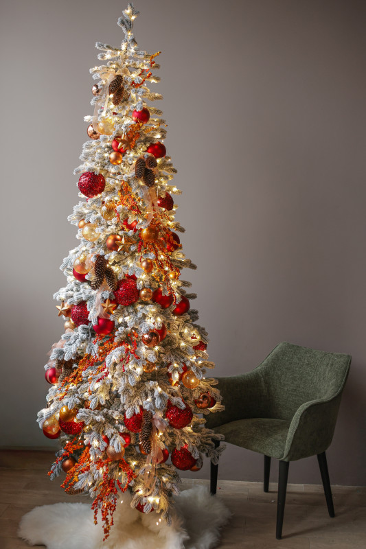 Узкая заснеженная елка 2.5 м с красно-оранжевым декором