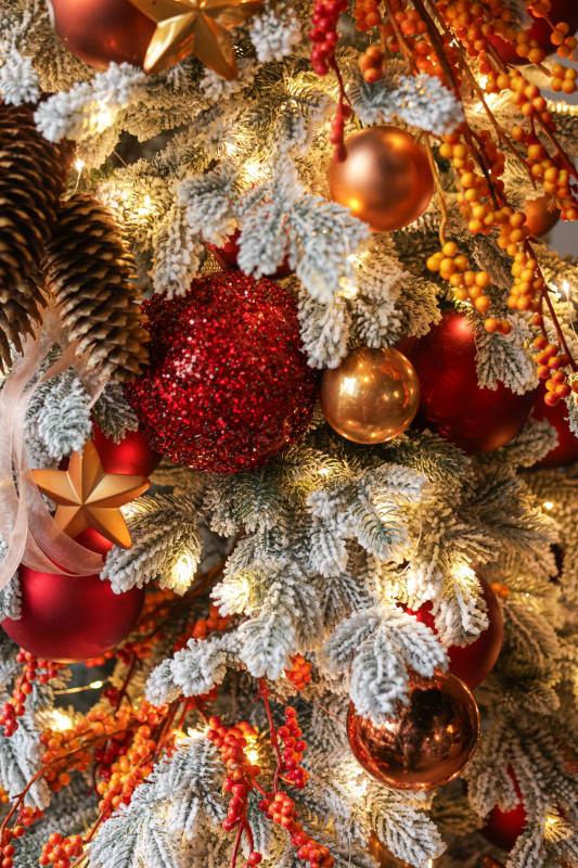 Узкая заснеженная елка 2.5 м с красно-оранжевым декором