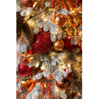 Узкая заснеженная елка 2.5 м с красно-оранжевым декором