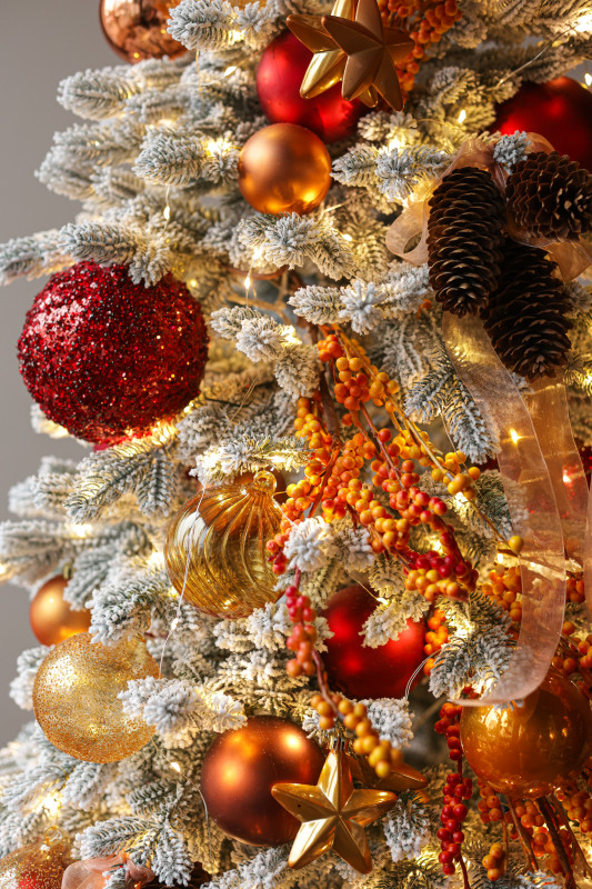 Узкая заснеженная елка 2.5 м с красно-оранжевым декором