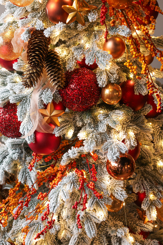 Узкая заснеженная елка 2.5 м с красно-оранжевым декором