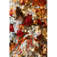 Узкая заснеженная елка 2.5 м с красно-оранжевым декором