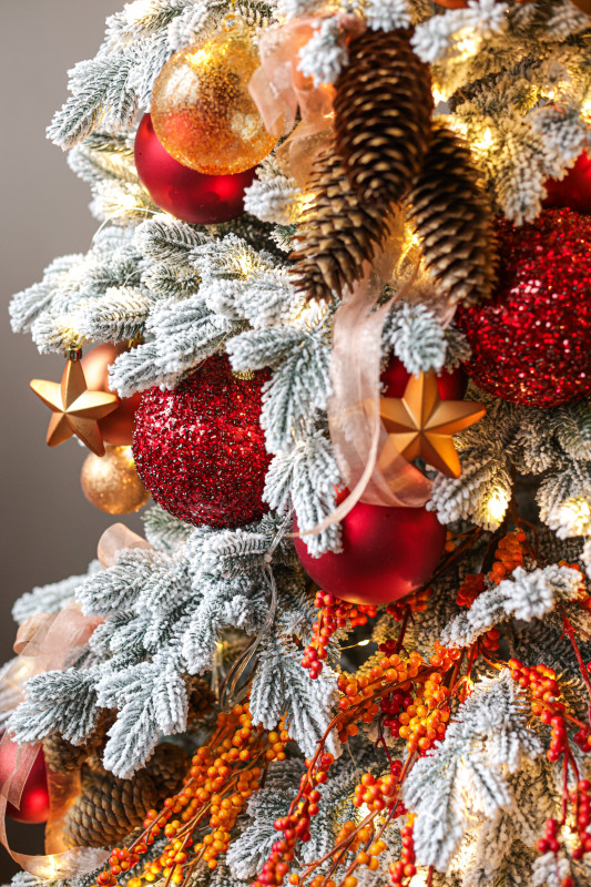 Узкая заснеженная елка 2.5 м с красно-оранжевым декором