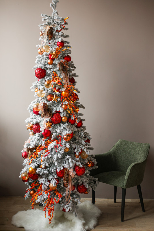 Узкая заснеженная елка 2.5 м с красно-оранжевым декором