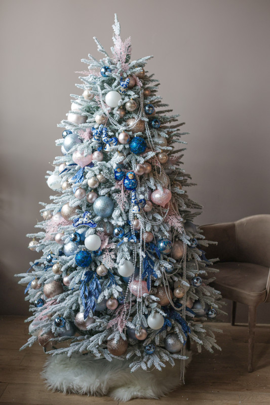 Шикарная заснеженная ель 1,8 м с декором, огнями и игрушками "Гжель"