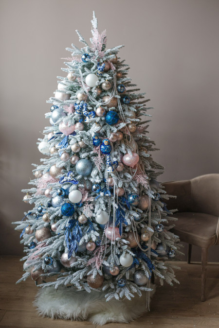 Шикарная заснеженная ель 1,8 м с  декором, огнями и игрушками "Гжель"