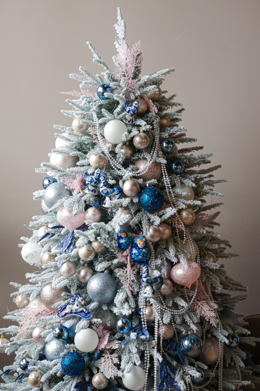 Шикарная заснеженная ель 1,8 м с декором, огнями и игрушками "Гжель"