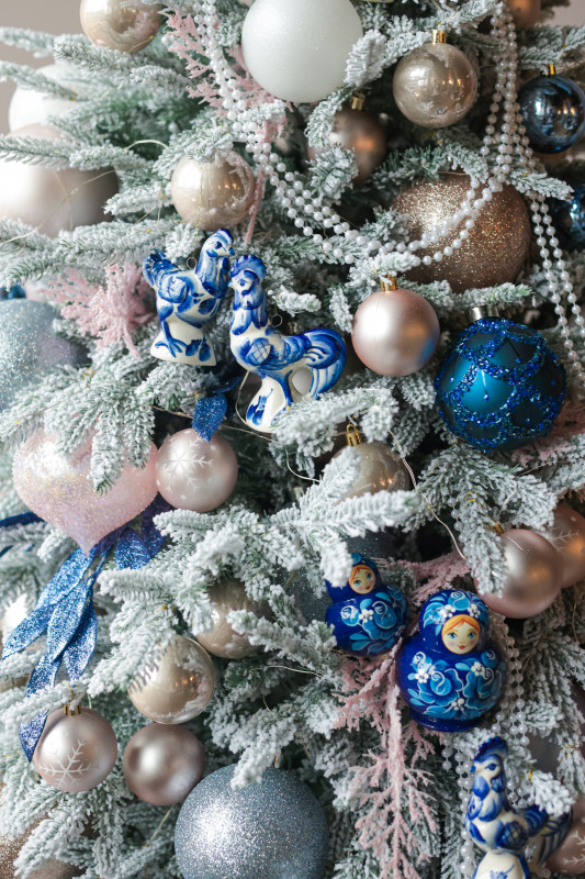 Шикарная заснеженная ель 1,8 м с декором, огнями и игрушками "Гжель"