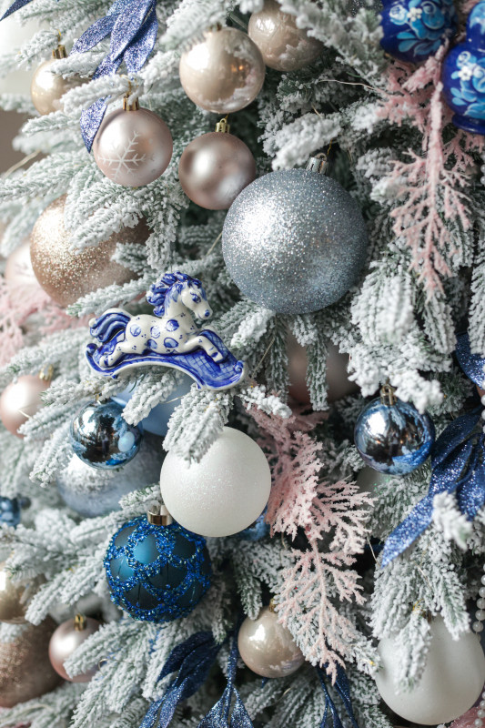 Шикарная заснеженная ель 1,8 м с декором, огнями и игрушками "Гжель"