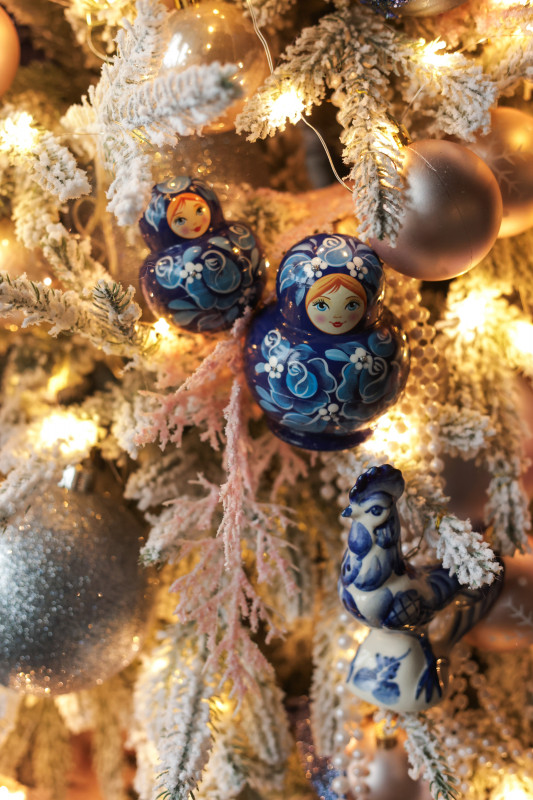 Шикарная заснеженная ель 1,8 м с декором, огнями и игрушками "Гжель"