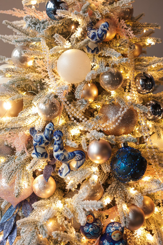 Шикарная заснеженная ель 1,8 м с декором, огнями и игрушками "Гжель"