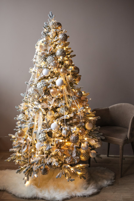 Пушистая заснеженная искусственная ель с игрушками и огнями 1,8 м ​"Шампань"