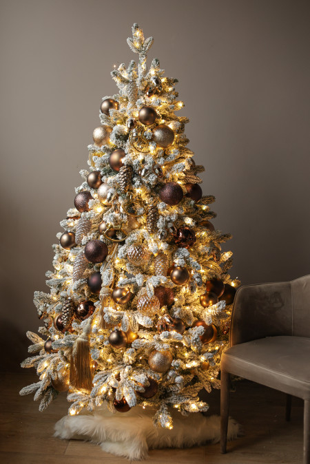 Заснеженная пушистая елка "Шоколад" с золотым декором 1.8 м