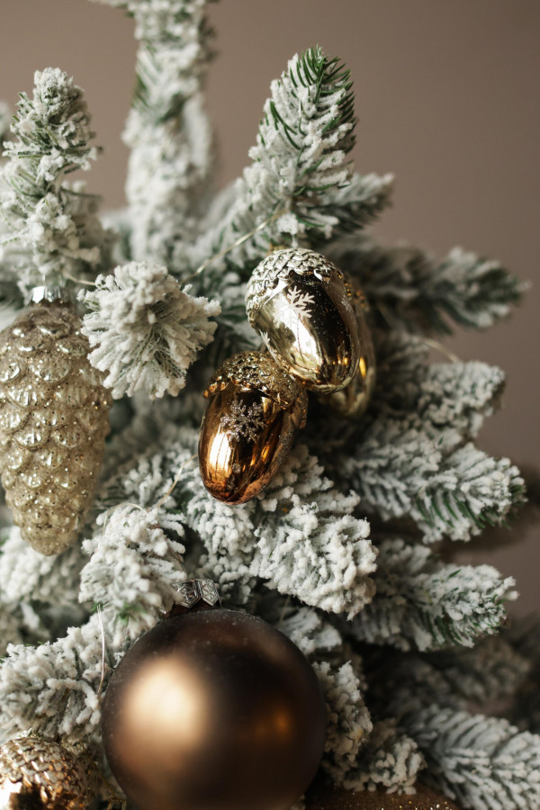 Заснеженная пушистая елка "Шоколад" с золотым декором, 180 см
