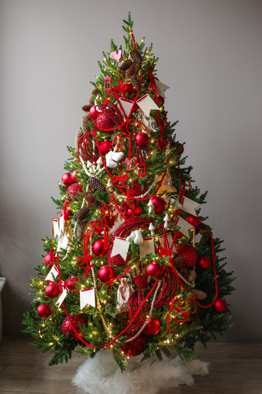 Пушистая литая елочка с русским трендовым красным декором, 210 см