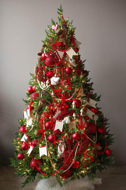Пушистая литая елочка с русским трендовым красным декором, 210 см