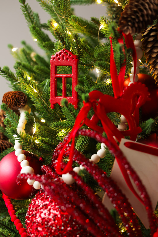Пушистая литая елочка с русским трендовым красным декором, 210 см