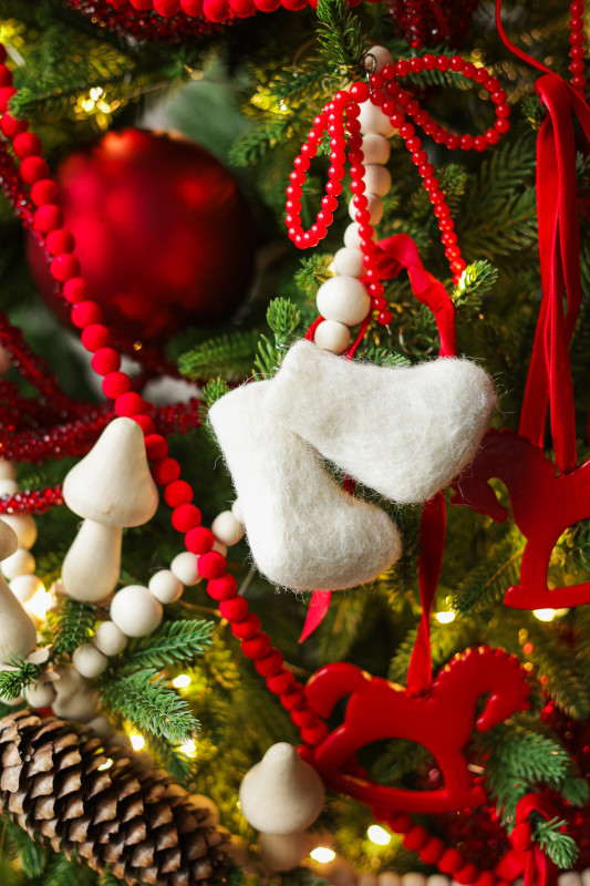 Пушистая литая елочка с русским трендовым красным декором, 210 см