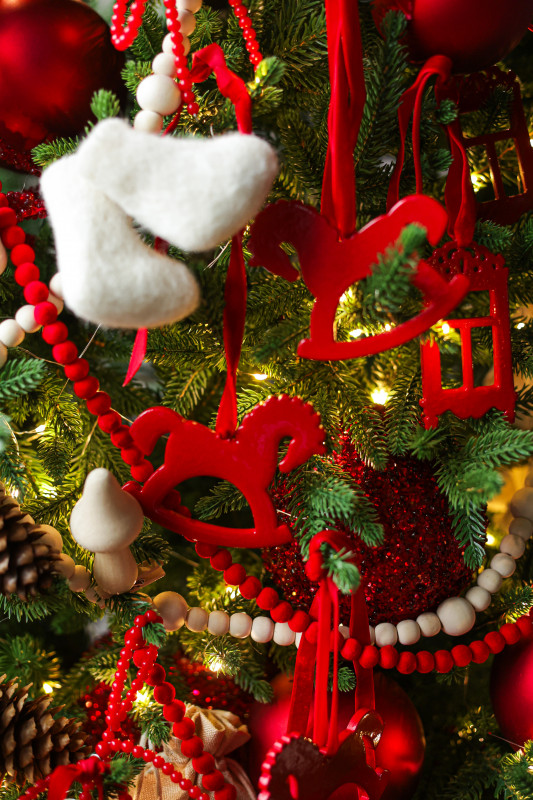 Пушистая литая елочка с русским трендовым красным декором, 210 см