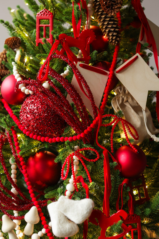 Пушистая литая елочка с русским трендовым красным декором, 210 см