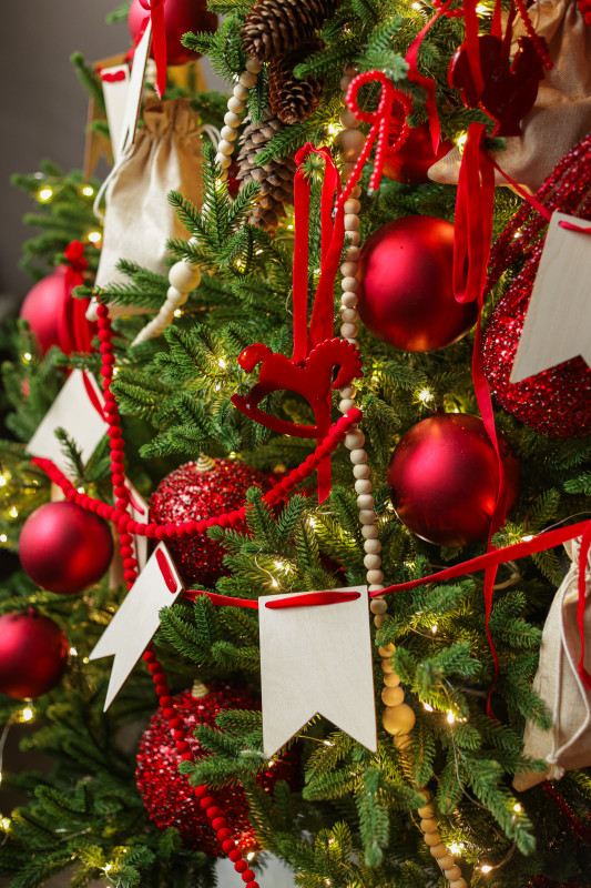 Пушистая литая елочка с русским трендовым красным декором, 210 см