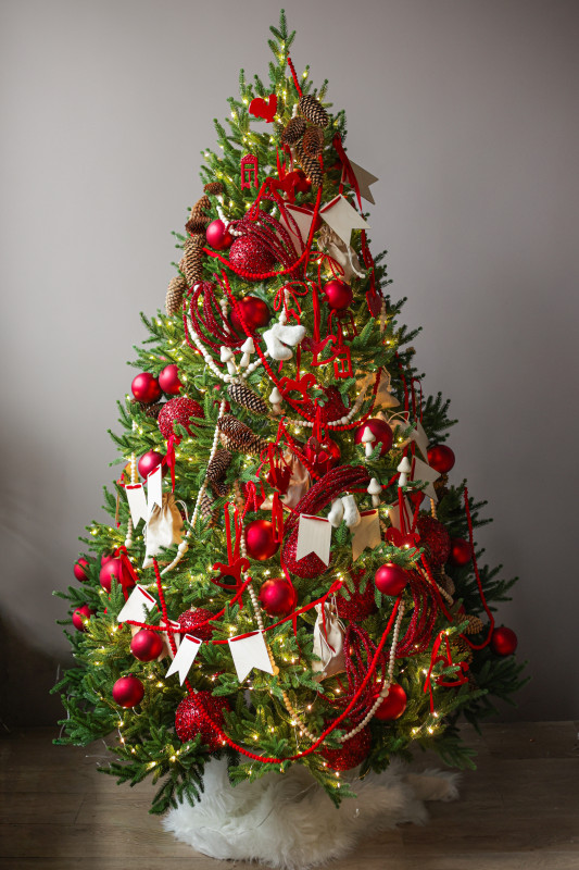 Пушистая литая елочка с русским трендовым красным декором, 210 см