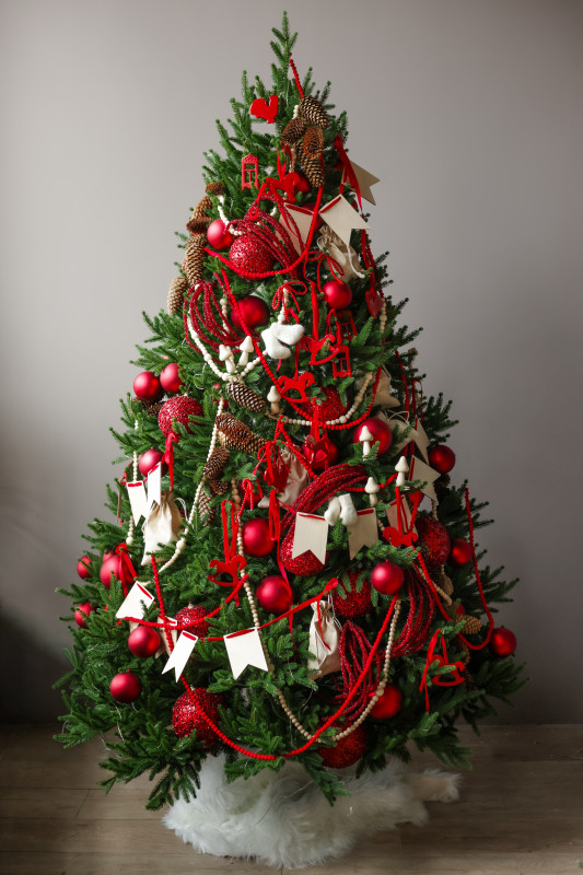 Пушистая литая елочка с русским трендовым красным декором, 210 см