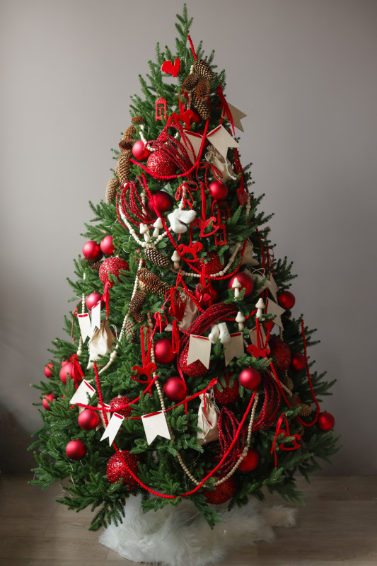 Пушистая литая елочка с русским трендовым красным декором, 210 см