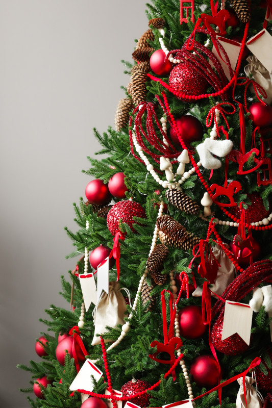 Пушистая литая елочка с русским трендовым красным декором, 210 см