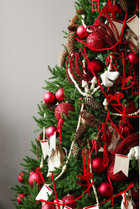 Пушистая литая елочка с русским трендовым красным декором, 210 см