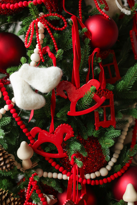 Пушистая литая елочка с русским трендовым красным декором, 210 см