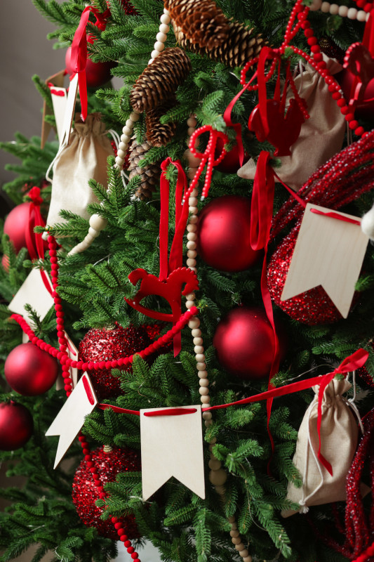 Пушистая литая елочка с русским трендовым красным декором, 210 см