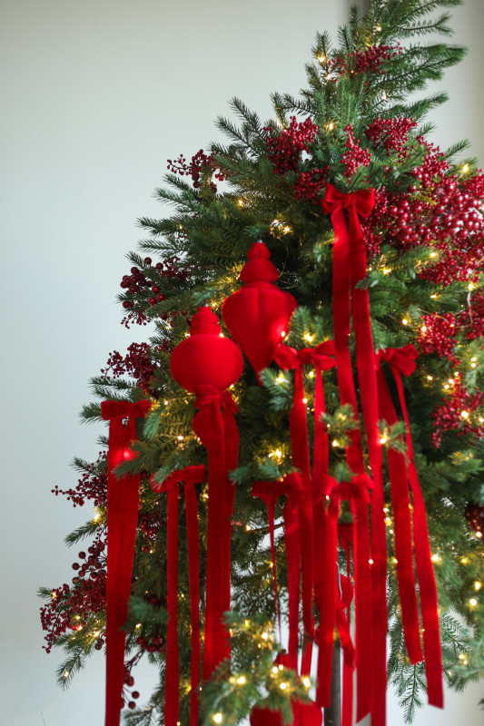 Елка авторская АРТ с красным дуо-оформлением, 230 см