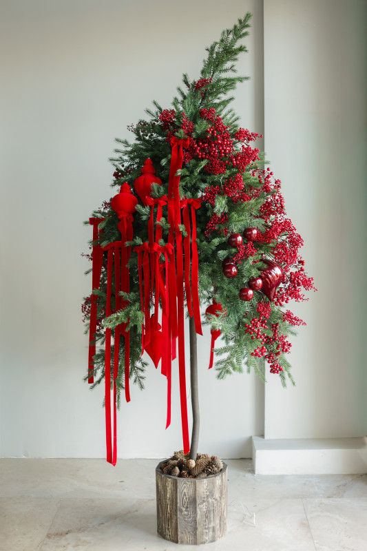 Елка авторская АРТ с красным дуо-оформлением, 230 см
