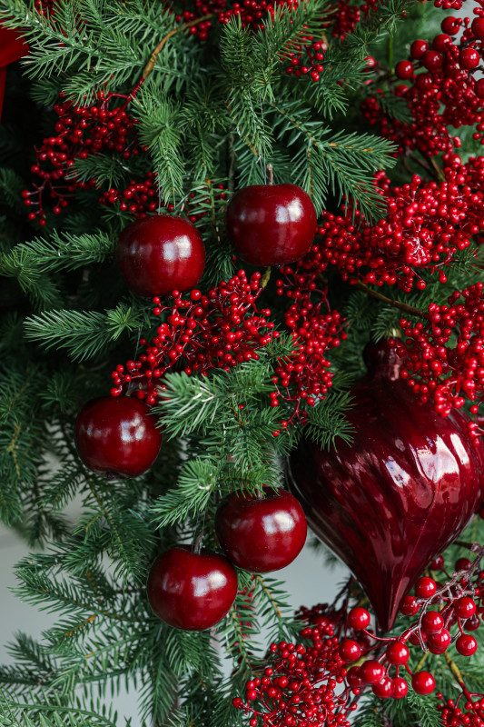 Елка авторская АРТ с красным дуо-оформлением, 230 см