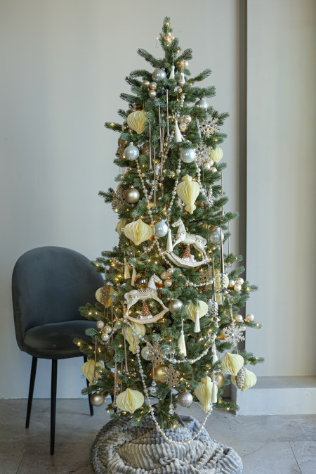 Узкая стильная елка со сливочно-золотым декором, 180 см