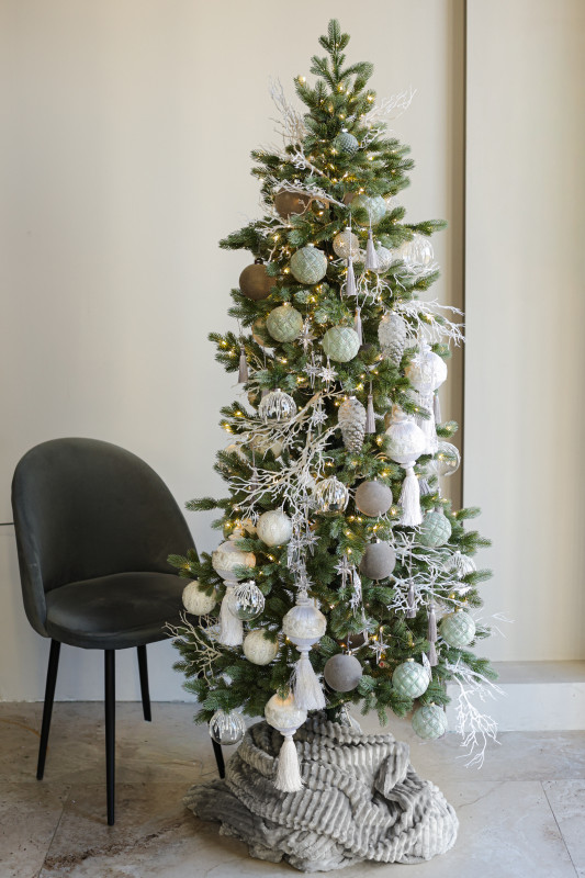 Узкая ель с мятно-белым декором, 180 см