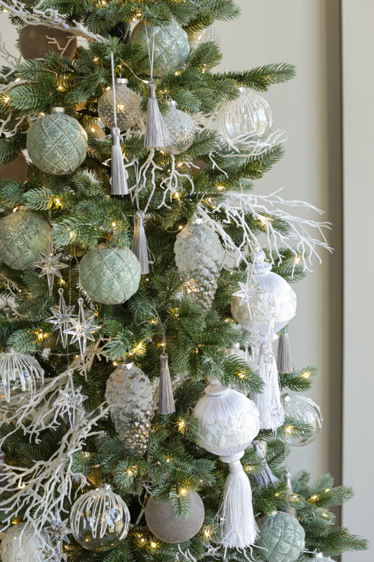 Узкая ель с мятно-белым декором, 180 см