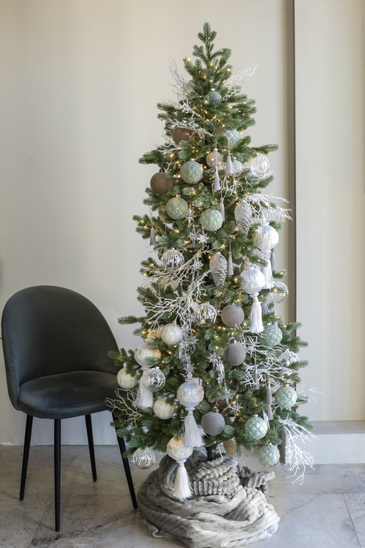 Узкая ель с мятно-белым декором, 180 см