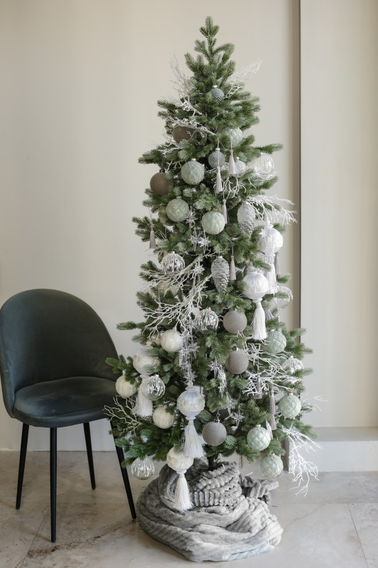 Узкая ель с мятно-белым декором, 180 см