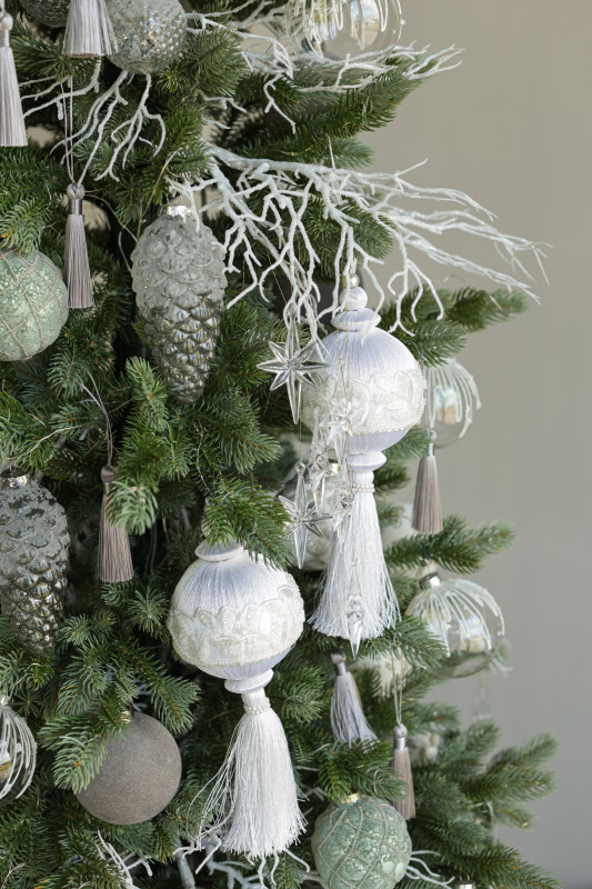 Узкая ель с мятно-белым декором, 180 см