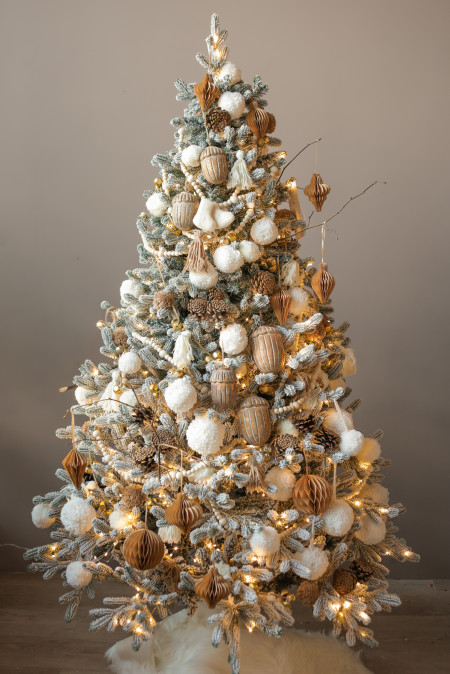 Елка заснеженная с уютным декором и деревянными желудями, 180 см