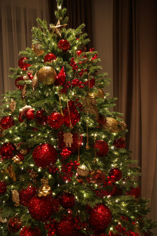 Литая премиальная елка 240 см с красно-золотым декором