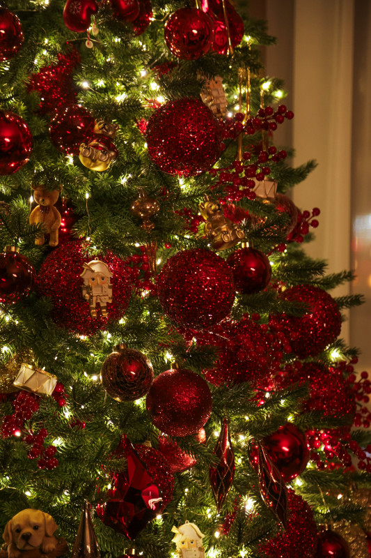 Литая премиальная елка 240 см с красно-золотым декором