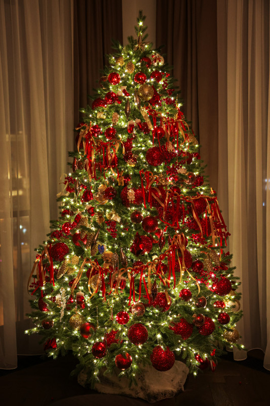 Литая премиальная елка 240 см с красно-золотым декором