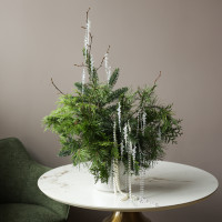 Новогодний букет из живой хвои с сосульками и жемчужными бусами в белой вазе